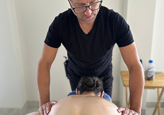 Maciek-is-doing-a-massage