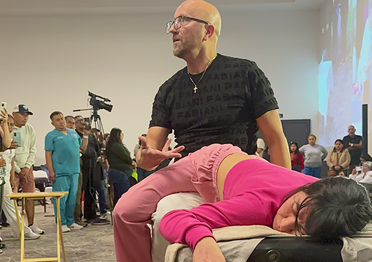a-live-demonstration-of-a-therapeutic-technique-in-a-large-conference